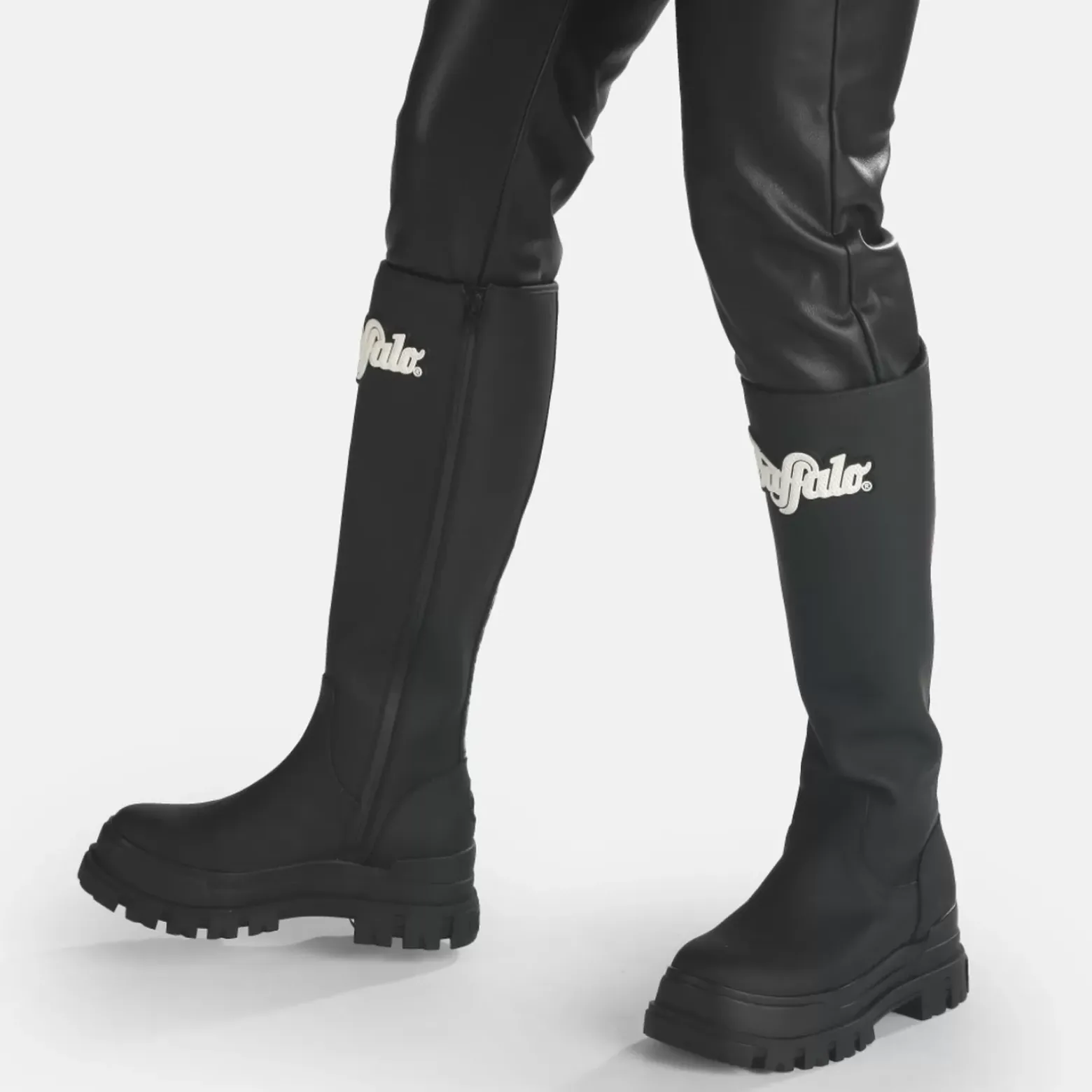 Shop BUFFALO Aspha Rain Hi Bottes Plates Veganes Noir