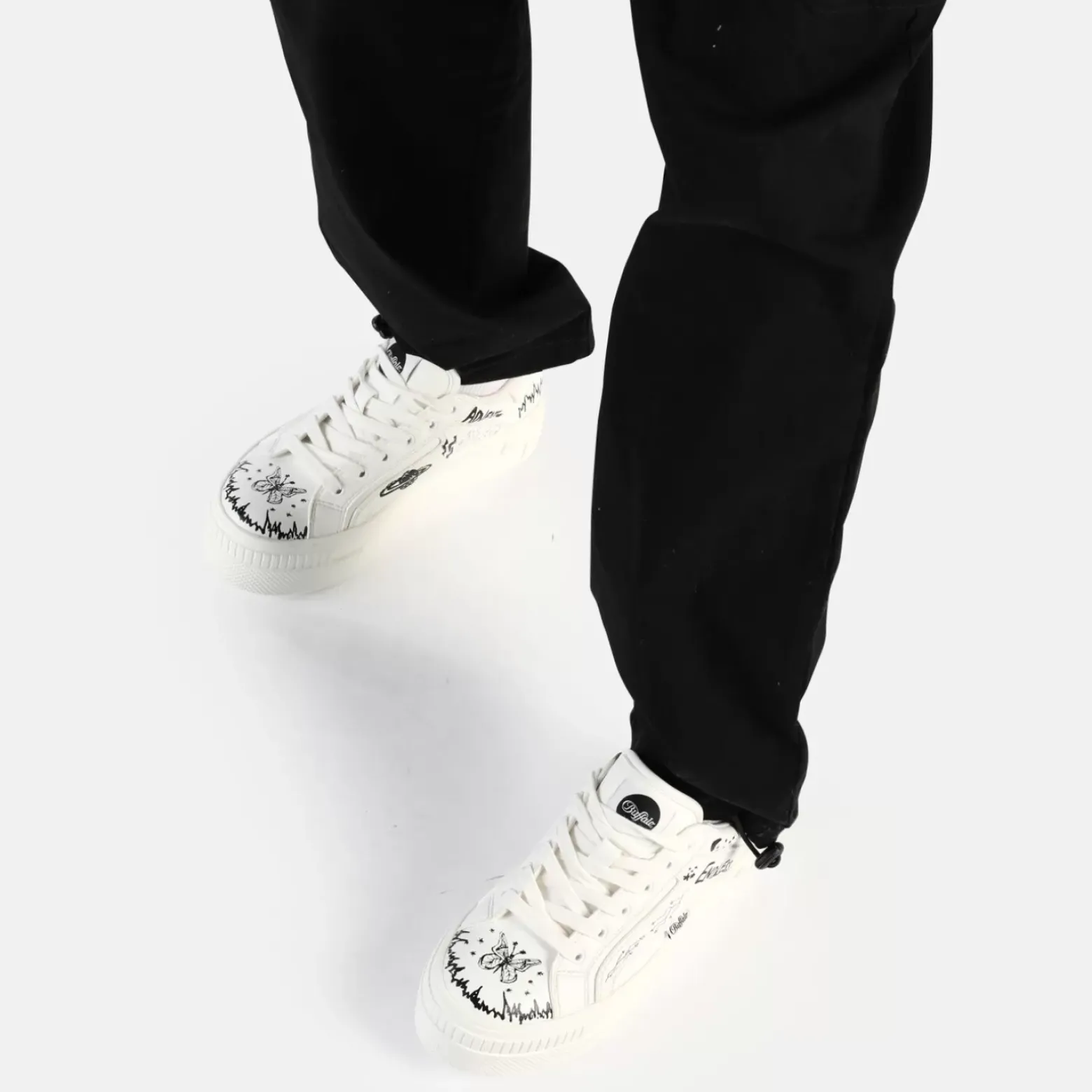 Outlet BUFFALO Paired Laceup Lo Baskets Basses Vegan Graffiti Blanc